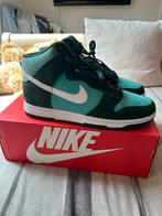 Nike Dunk High Retro SE Athletic Club Pro Green EU44,5, Kleding | Heren, Schoenen, Overige kleuren, Nike, Nieuw, Ophalen of Verzenden