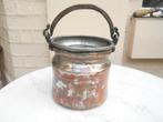 ancien pot ou seau en cuivre ,anse en fer forgé