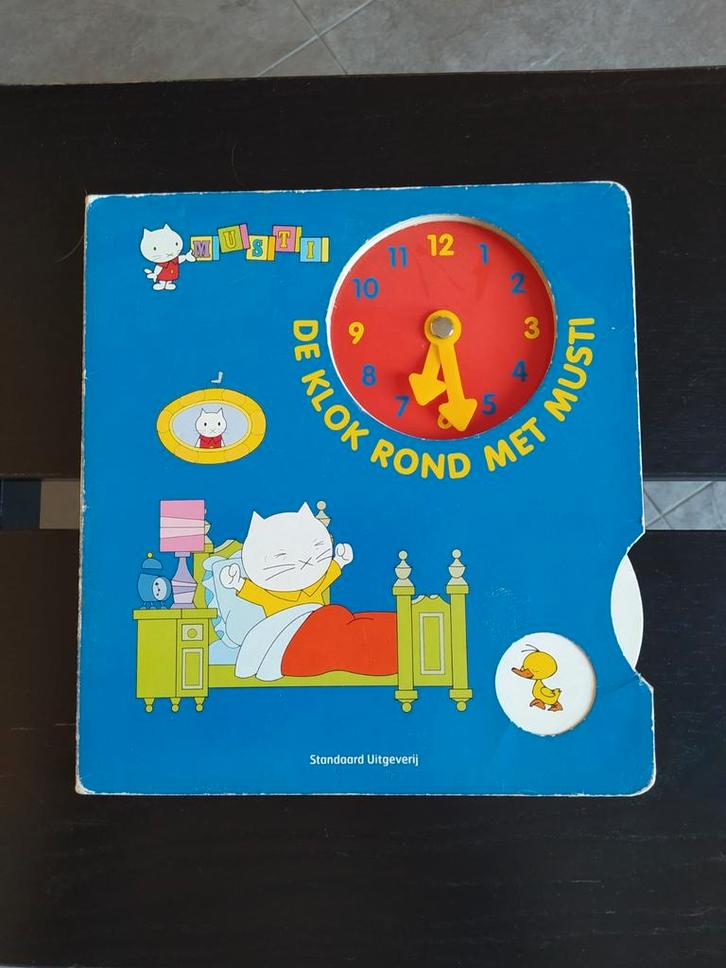 Boek "De klok rond met Musti", Boeken, Kinderboeken | Kleuters, Gelezen, Ophalen of Verzenden