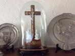 Kruisbeeld onder glazen stolp, Antiek en Kunst, Ophalen of Verzenden