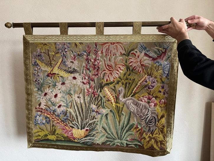 Handgemaakt gobelin wandtapijt met messing ophangsysteem, Antiek en Kunst, Antiek | Tapijten, Tafelkleden en Textiel, Ophalen