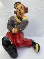 Reuze rode en grijze vintage clown in hars