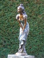 statue d une femme en bronze pat vert sur marbre signé ., Bronze, Enlèvement ou Envoi