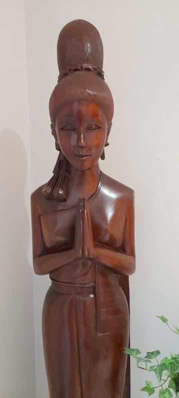 Authentiek handgesneden Sawadee-beeld in teak-Noord Thailand beschikbaar voor biedingen