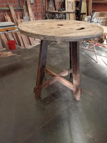 table suspendue, hauteur 115 cm, diamètre 124 cm, 150 euros 
