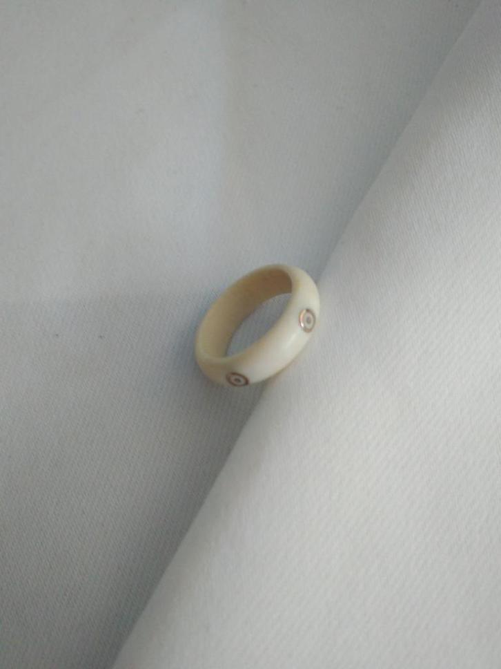 Vintage '70's 'faux' ivoor ring, Handtassen en Accessoires, Ringen, Nieuw, Dame, Kleiner dan 17, Wit, Kunststof, Ophalen of Verzenden