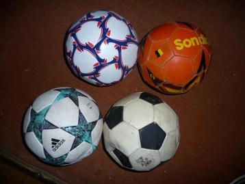 4 ballons football occasions beschikbaar voor biedingen