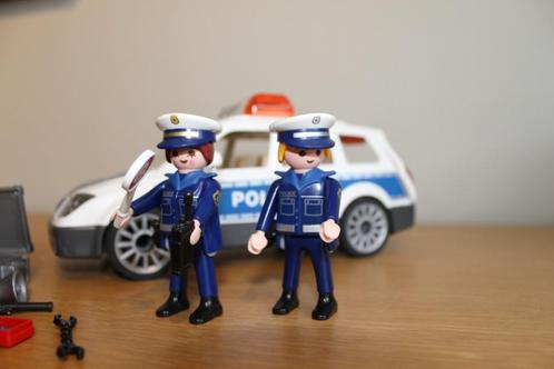 Voiture de policiers avec gyrophare et - 6920