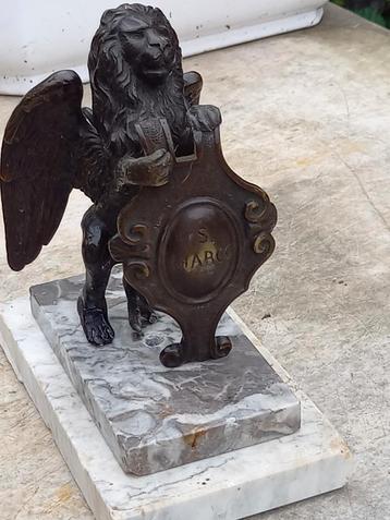 Kleine leeuw in brons  beschikbaar voor biedingen