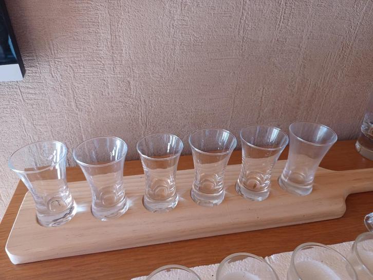 Nieuwe aperoplank en veel glaasjes voor aperitief/digestief, Huis en Inrichting, Keuken | Servies, Zo goed als nieuw, Glas of Glazen