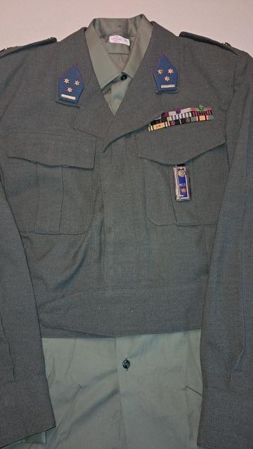 BELGIQUE - ABL - TENUES DIVERSES beschikbaar voor biedingen