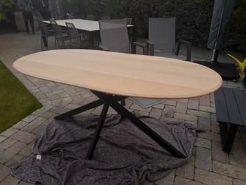 Massief ovale eiken tafel met stalen poot in nieuwstaat! beschikbaar voor biedingen