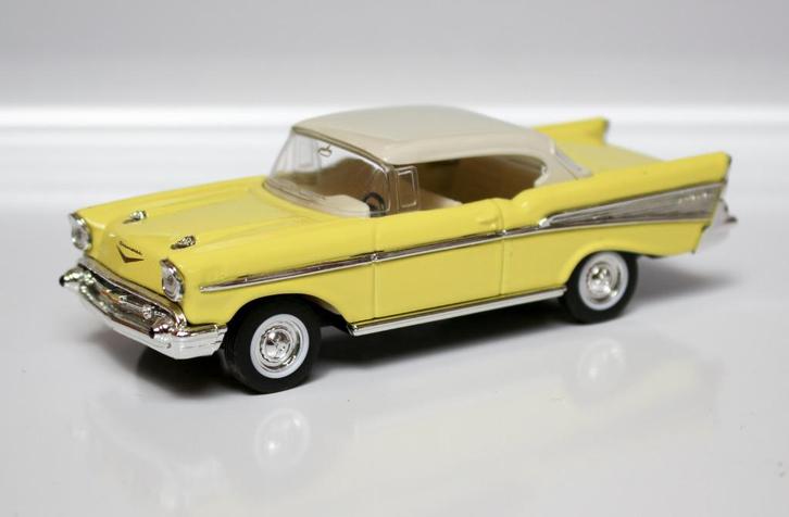 Véhicules_Road Signature_57' chevy_nr94201_1-43e, Hobby & Loisirs créatifs, Voitures miniatures | 1:43, Comme neuf, Voiture, Autres marques