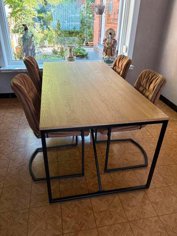 Eettafel & stoelen beschikbaar voor biedingen