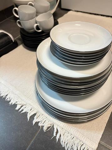 Servies te koop beschikbaar voor biedingen