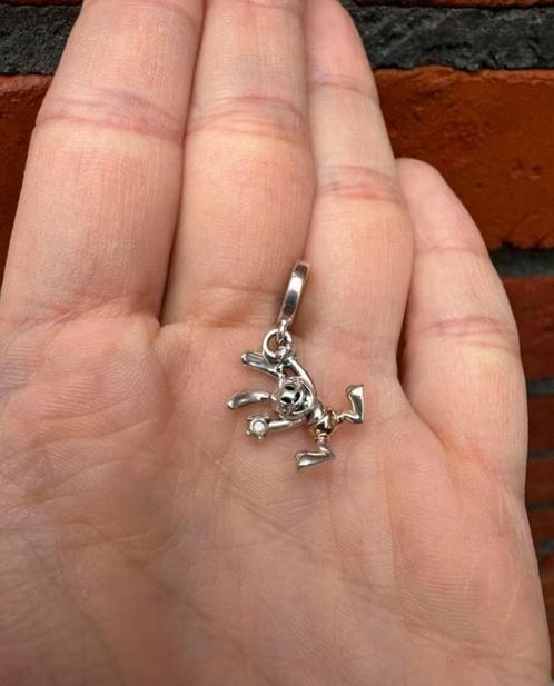 Pandora Disney Oswald the lucky rabbit bedel, Handtassen en Accessoires, Bedels, Zo goed als nieuw, Pandora, Goud, 1 bedel, Met strass