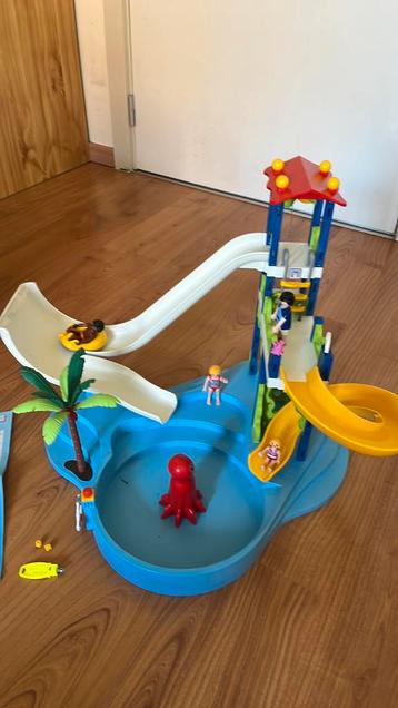Playmobil zwembad met glijbanen, Kinderen en Baby's, Speelgoed | Playmobil, Ophalen of Verzenden, Zo goed als nieuw, Complete set