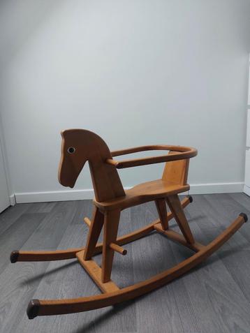 Leuke schommelpaard beschikbaar voor biedingen
