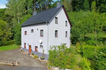Vrijstaand woonhuis met tuin en vijver in de Eifel beschikbaar voor biedingen