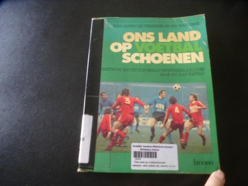 Ons land op VOETBAL schoenen *   100 jaar voetbal met foto's, Boeken, Sportboeken, Gelezen, Balsport, Ophalen of Verzenden