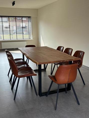 Houten tafel met 8 stoelen in perfecte staat beschikbaar voor biedingen