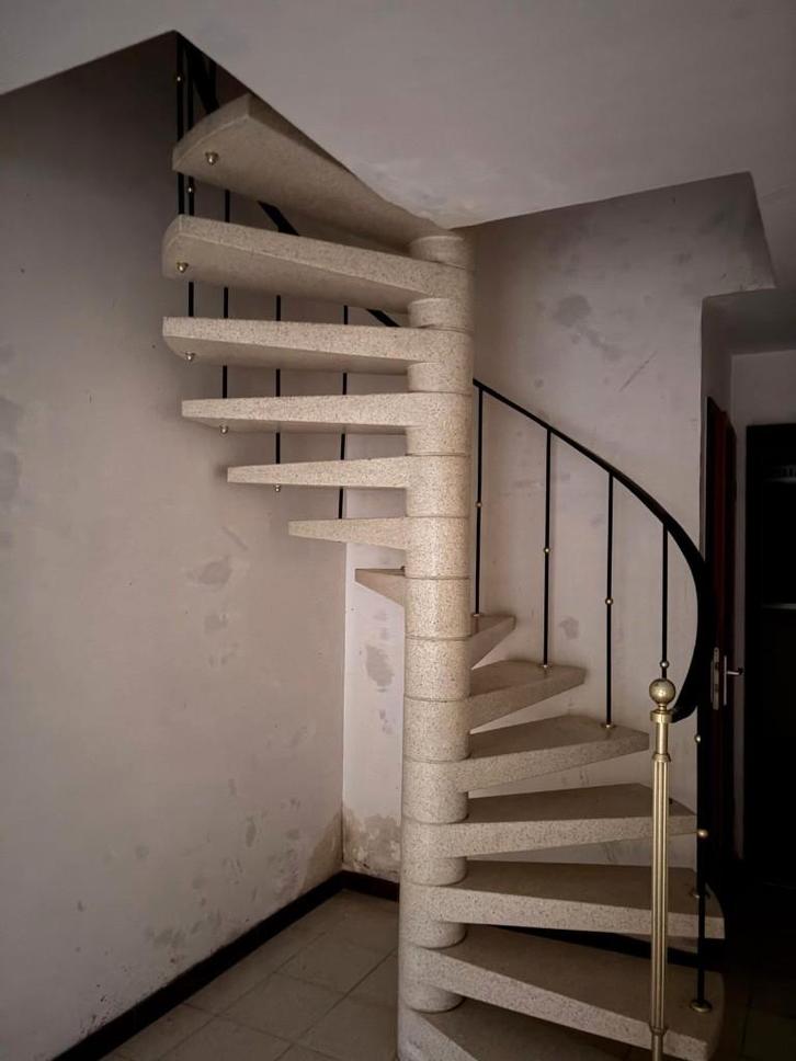 Spiltrap in natuursteen – 5,6 m – architecturaal element, Doe-het-zelf en Bouw, Ladders en Trappen, Zo goed als nieuw, Trap, 4 meter of meer