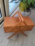 Te koop een kleine naaidoos op pootjes, Hobby en Vrije tijd, Ophalen of Verzenden, Zo goed als nieuw, Overige typen