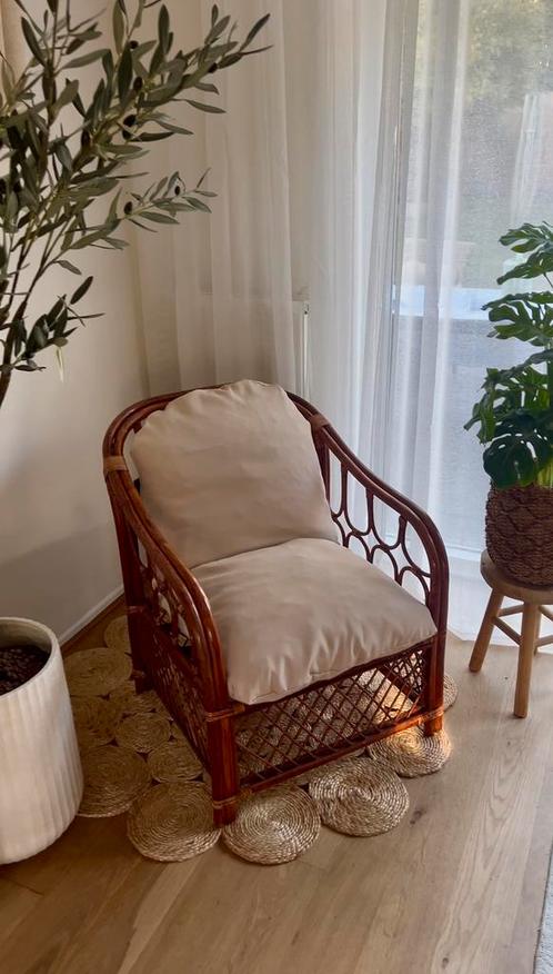 Karaktervolle rotan fauteuil met handgemaakte kussenhoes, Huis en Inrichting, Fauteuils, Gebruikt, Ophalen
