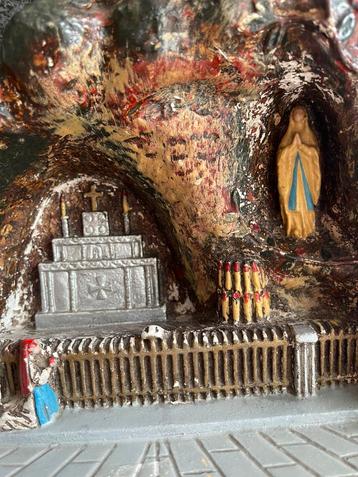 Vintage beeld Grot van Lourdes beschikbaar voor biedingen