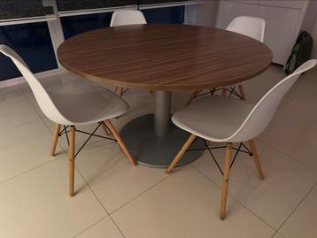 Table ronde + 4 chaises beschikbaar voor biedingen