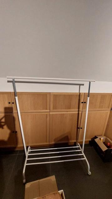 Kledingrek beschikbaar voor biedingen