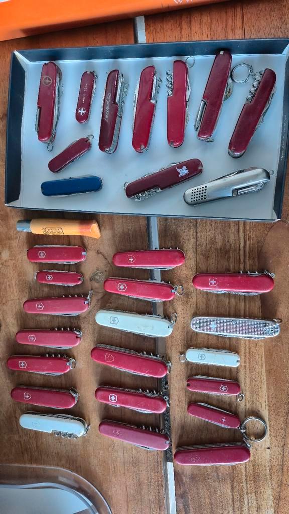 Set van 31 Victorinox + opinel + merkloze Zwitserse messen, Hobby en Vrije tijd, Knutselen, Gebruikt, Gereedschap of Accessoires
