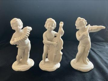 Drie porseleinen engeltjes/muzikanten beschikbaar voor biedingen
