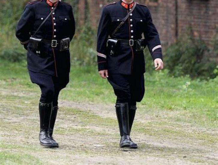 Op zoek naar een uniform ex Gendarmerie, Verzamelen, Kleding en Patronen, Gebruikt, Kostuum of Pak, Ophalen of Verzenden