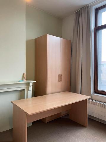 Houten bureau beschikbaar voor biedingen