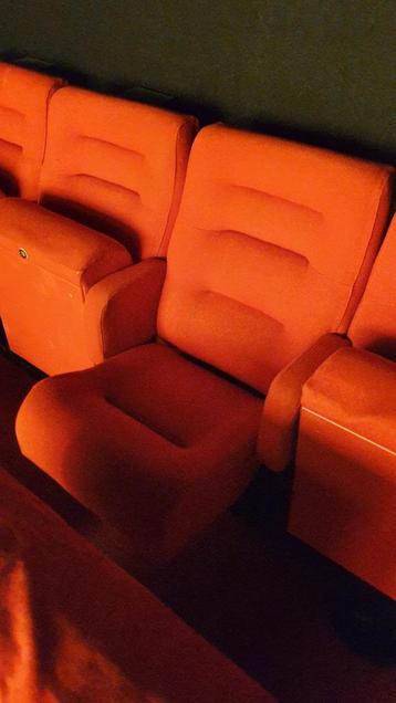 4 sièges de cinéma rouge à vendre – Style professionnel beschikbaar voor biedingen