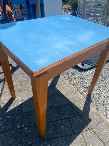 Tafel retro beschikbaar voor biedingen
