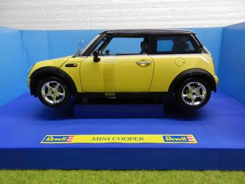 Mini Cooper van Revell 1:18 nogvoorzien van zijn verzegeling beschikbaar voor biedingen