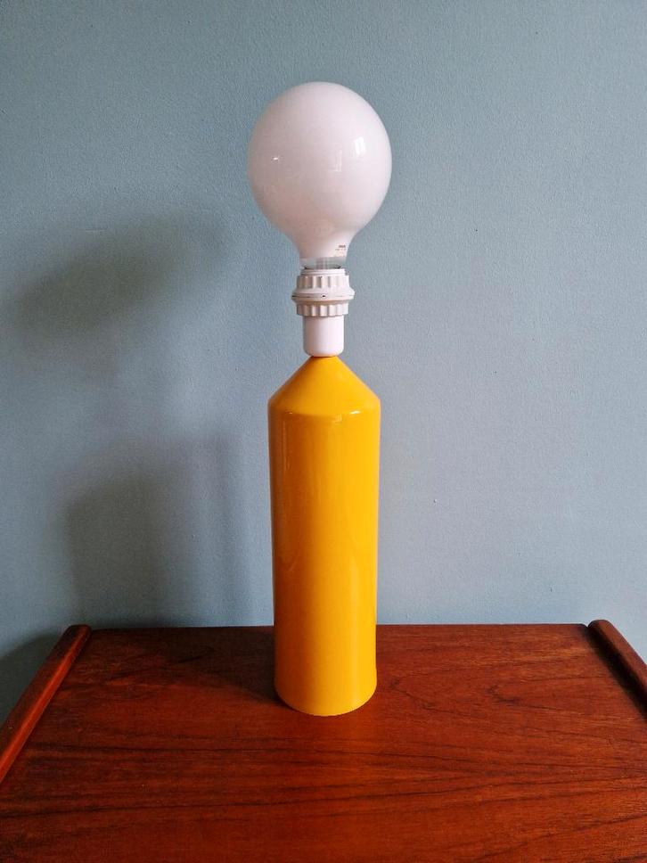 Vintage tafellamp van geel gelakt metaal, Antiek en Kunst, Antiek | Verlichting, Ophalen of Verzenden