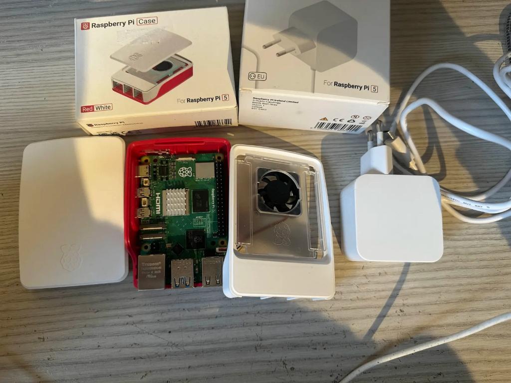 Raspberry Pi 5 met case, USB-C voeding en 32GB opslag, Hobby & Loisirs créatifs, Composants électroniques, Comme neuf, Enlèvement ou Envoi