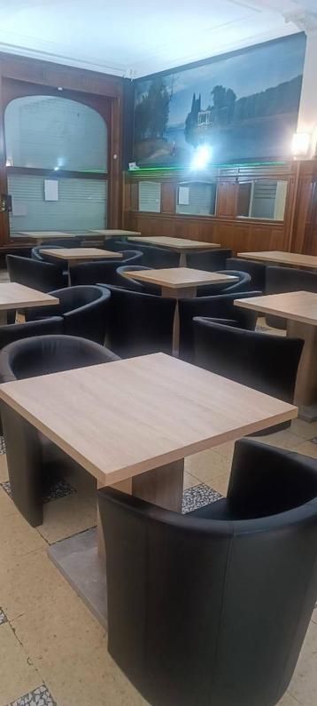 16 tables et 32 fauteuils disponible aux enchères