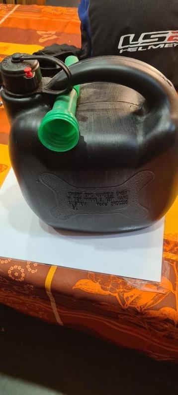5L jerrican in plastiek voor brandstof  beschikbaar voor biedingen