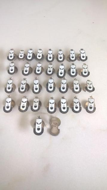  Antiek : pins/ bitton / speldjes  uit de jaren "40 beschikbaar voor biedingen