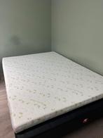 bed met topmatras, Zo goed als nieuw