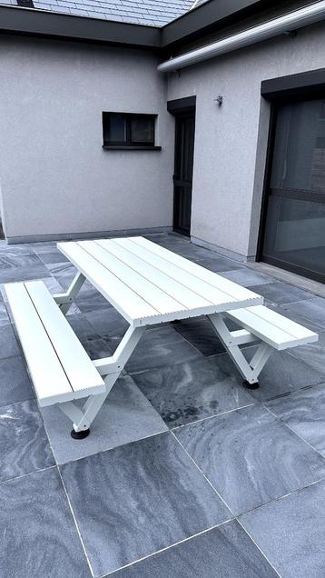 Tuintafel extremis beschikbaar voor biedingen