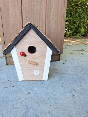 Vogelhuisje beschikbaar voor biedingen
