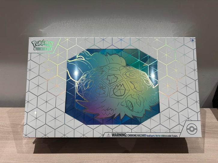 Terapagos Ultra Premium Collection UPC Pokemon TCG, Hobby en Vrije tijd, Verzamelkaartspellen | Pokémon, Foil, Ophalen of Verzenden