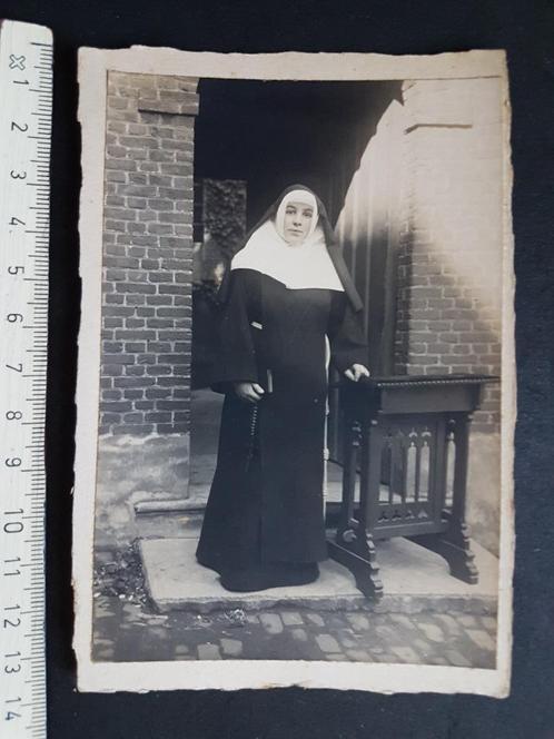 Foto op hard karton Non Zuster Soeur, Verzamelen, Foto's en Prenten, Gebruikt, Foto, Klederdracht, 1940 tot 1960, Ophalen of Verzenden