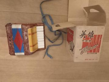 Vintage accordeon Hero met originele oude doos beschikbaar voor biedingen