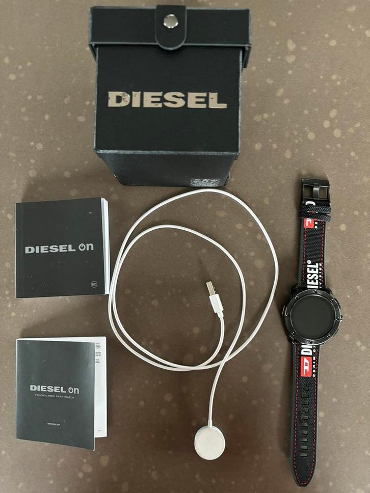 Diesel smartwatch, Handtassen en Accessoires, Smartwatches, Gebruikt, Rood, Calorieverbanding, Hartslag, Stappen, Ophalen of Verzenden